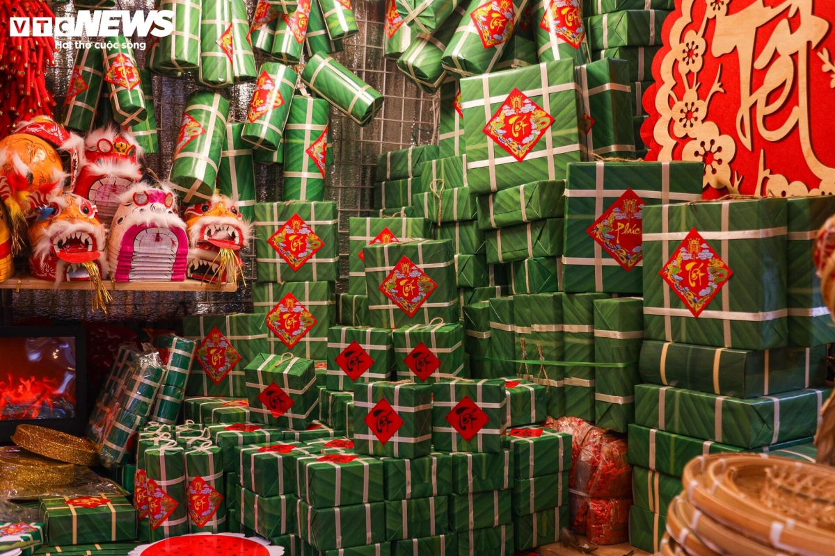 hang ma street decked out in red for tet celebrations picture 4