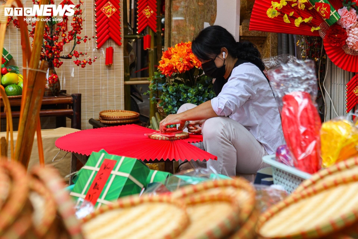 hang ma street decked out in red for tet celebrations picture 5