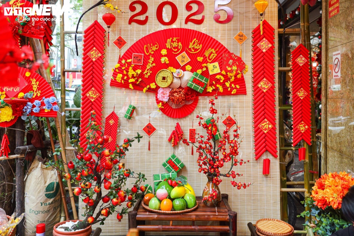 hang ma street decked out in red for tet celebrations picture 6