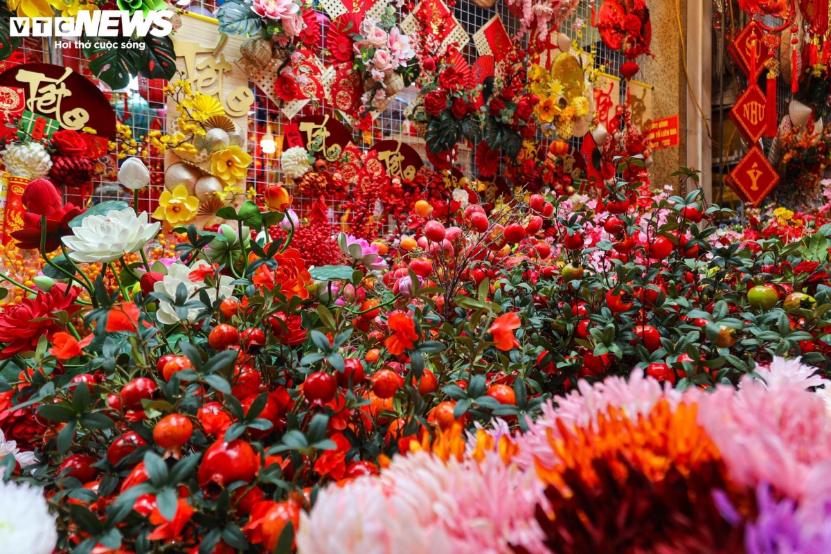 hang ma street decked out in red for tet celebrations picture 9