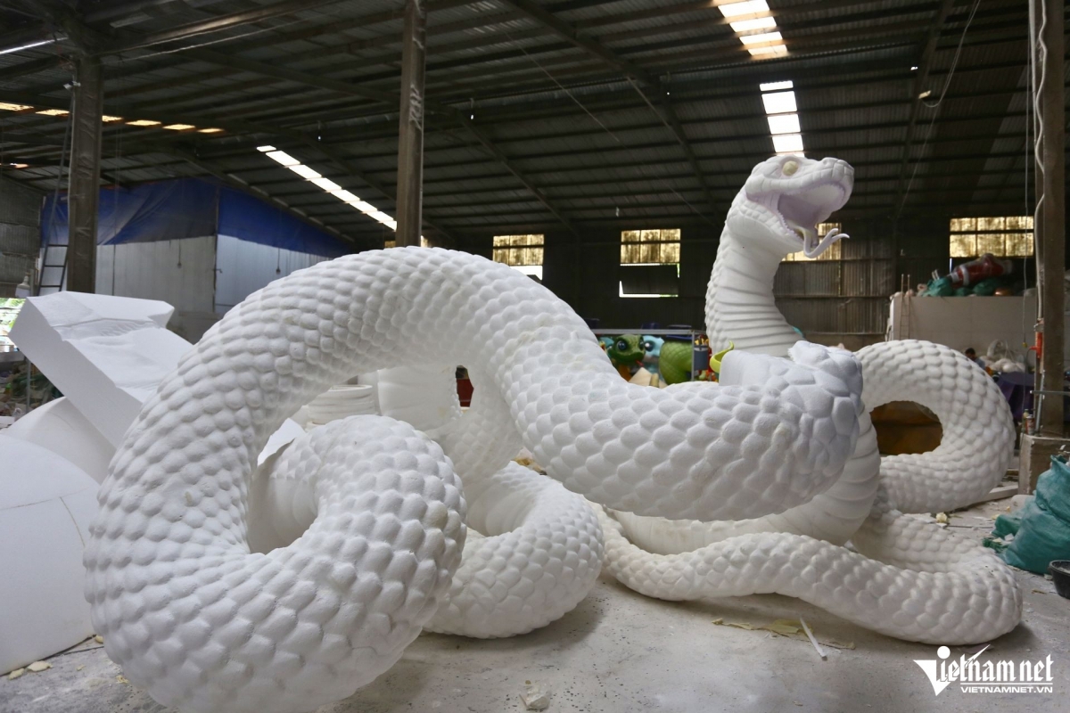 snake-shaped figurines created for lunar new year celebration picture 1