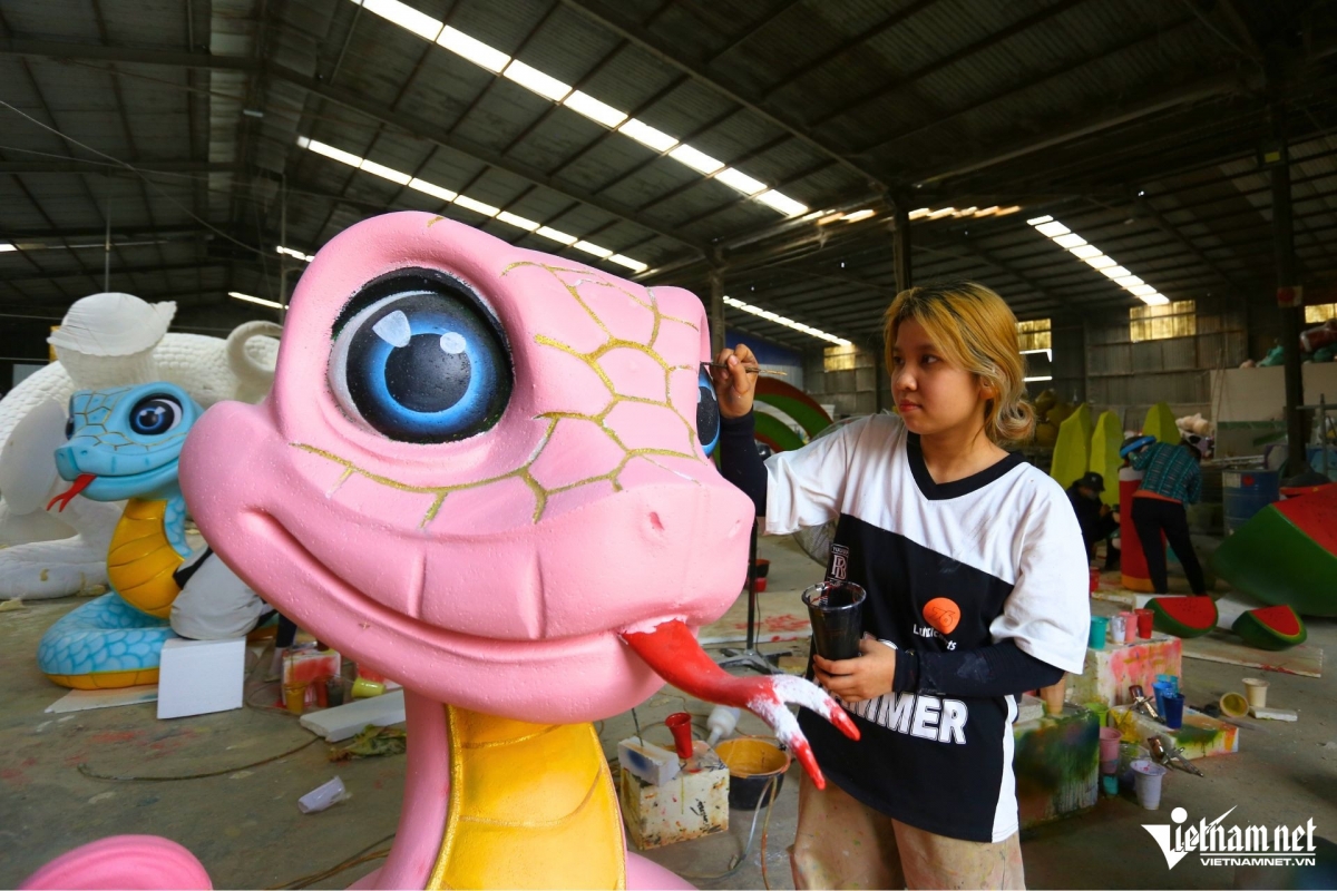 snake-shaped figurines created for lunar new year celebration picture 6