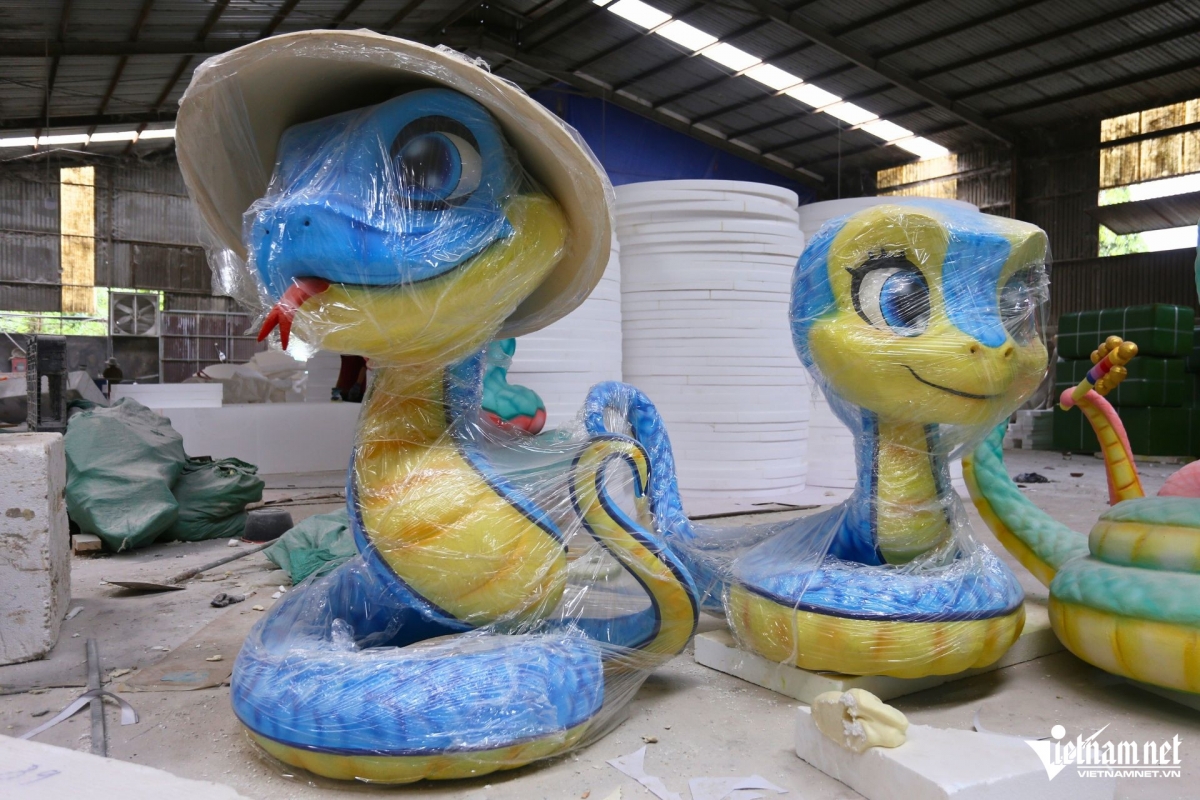 snake-shaped figurines created for lunar new year celebration picture 7