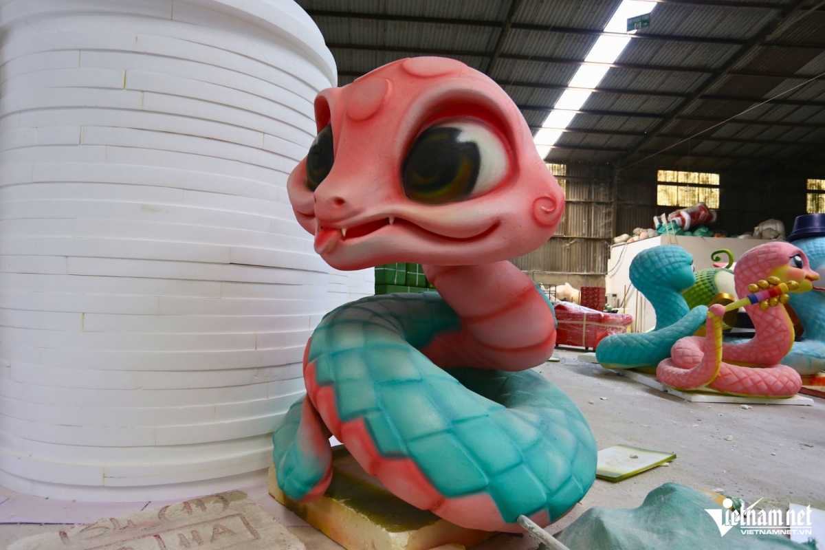 snake-shaped figurines created for lunar new year celebration picture 8