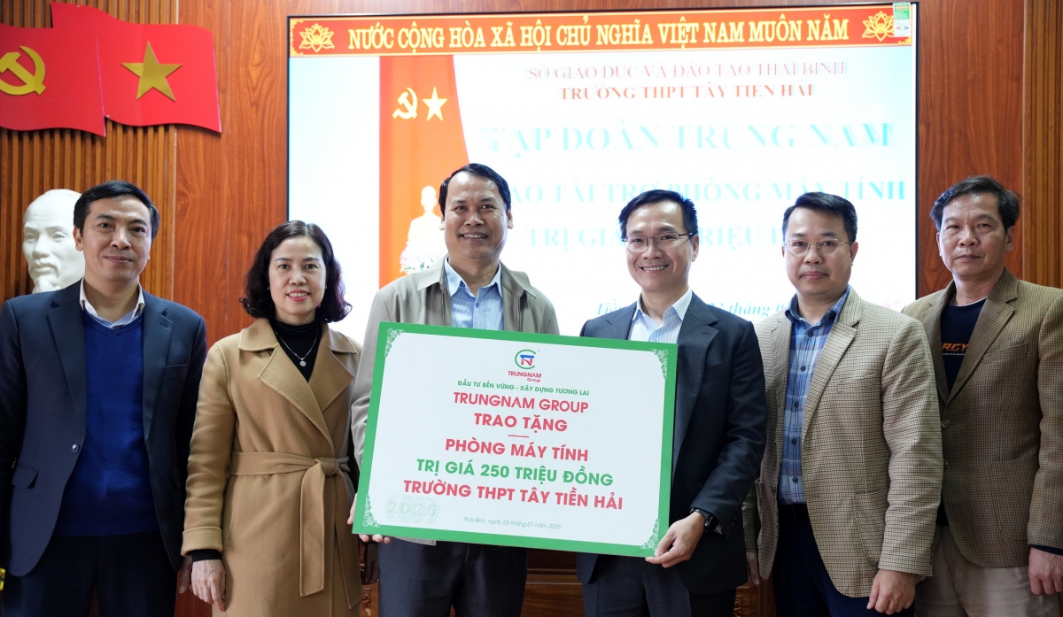 trungnam group trao tặng phòng máy tính trị giá 250 triệu đồng tại thái bình hình ảnh 1 trungnam group trao tang phong may tinh tri gia 250 trieu dong tai thai binh hinh anh 1