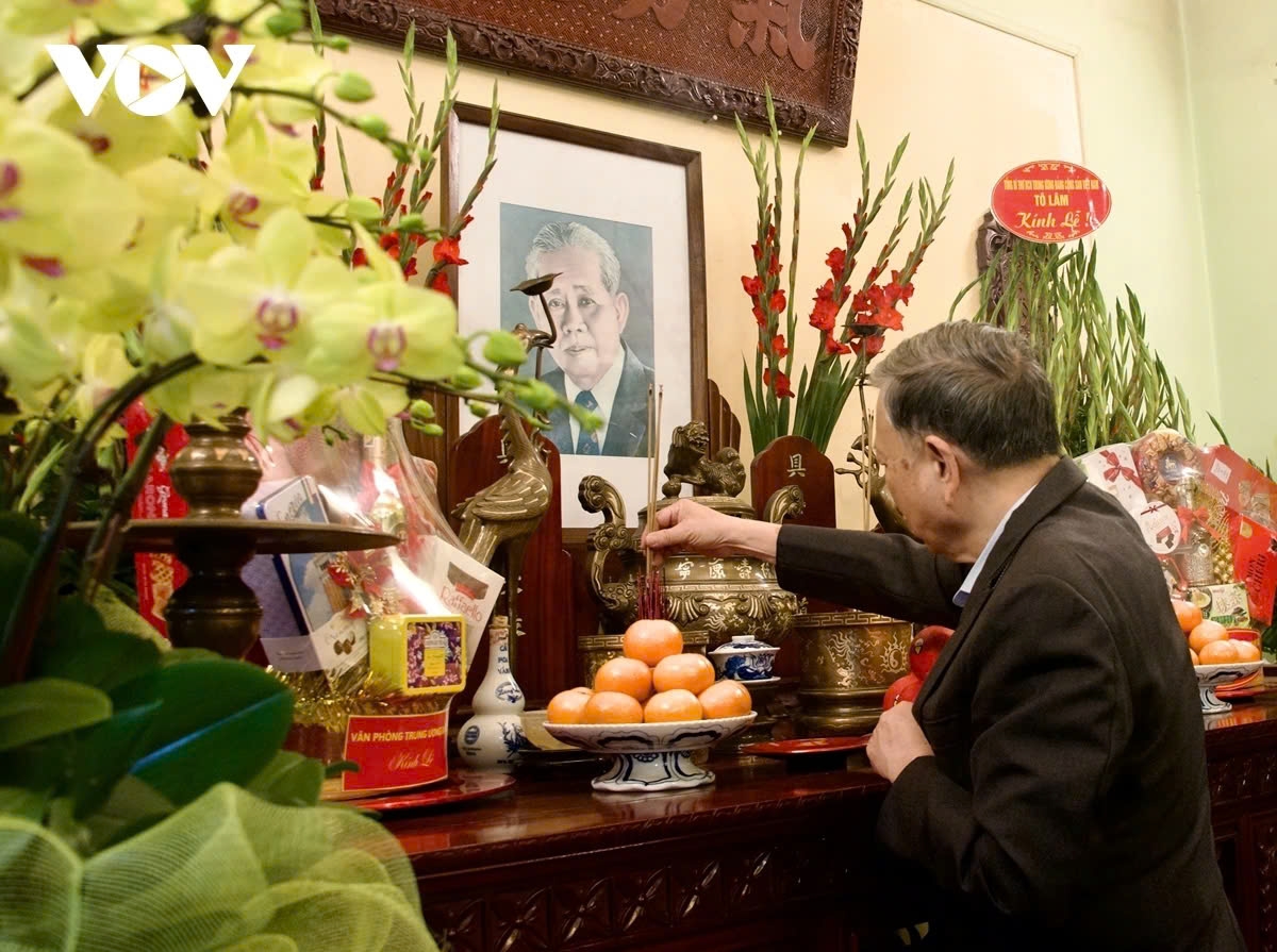 party leader to lam offers incense in tribute to late leaders picture 1