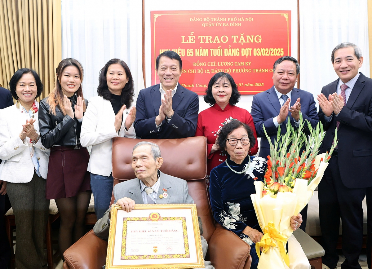 Bí thư Thành ủy Hà Nội trao Huy hiệu Đảng tặng đảng viên lão thành Lương Tam Kỳ