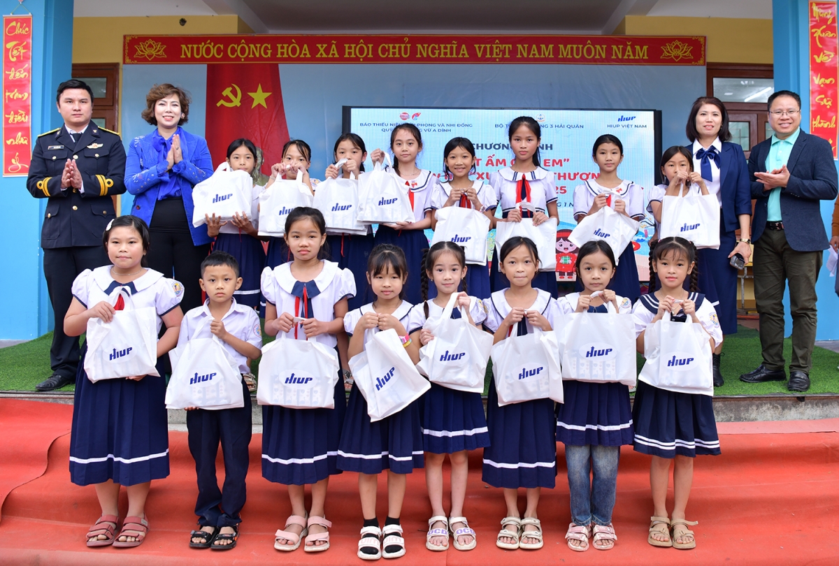 mang tet am den voi thieu nhi noi bien dao tien tieu hinh anh 2