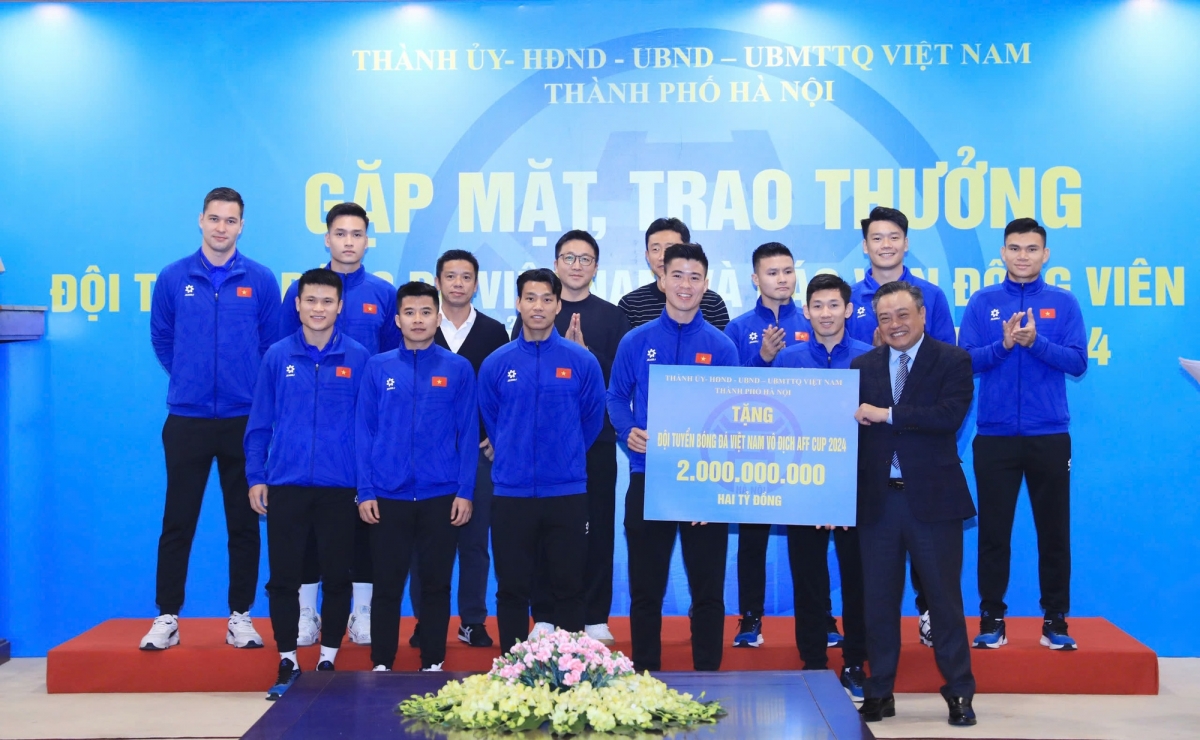 ha noi trao 2 ty dong tang Doi tuyen bong da viet nam vo dich asean cup 2024 hinh anh 1