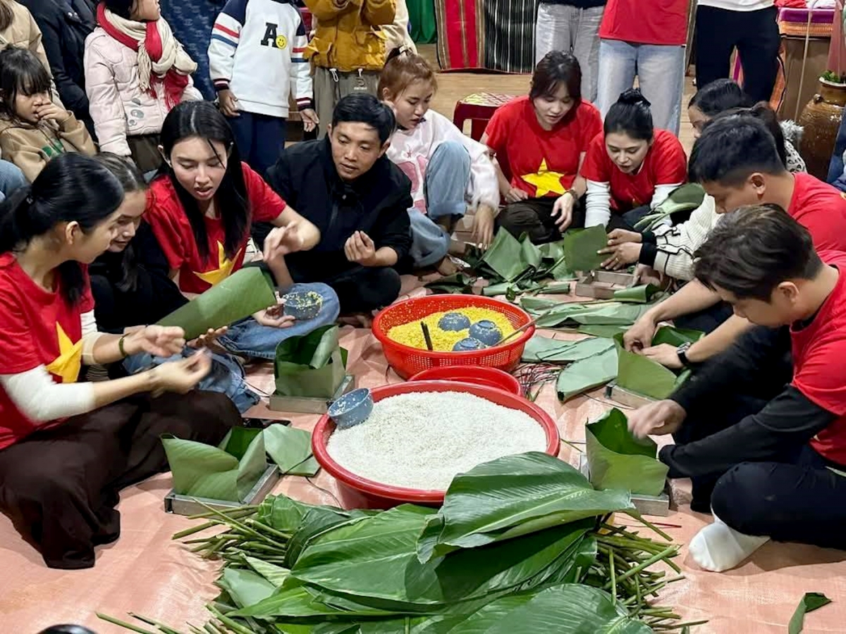 hoa hậu nguyễn thúc thùy tiên tham gia thiện nguyện tại xã vùng sâu Đắk lắk hình ảnh 3 hoa hau nguyen thuc thuy tien tham gia thien nguyen tai xa vung sau Dak lak hinh anh 3