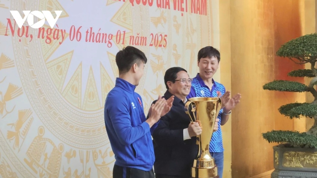 pm chinh gives rousing welcome to national football team after asean cup victory picture 10