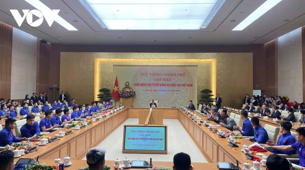 pm chinh gives rousing welcome to national football team after asean cup victory picture 11