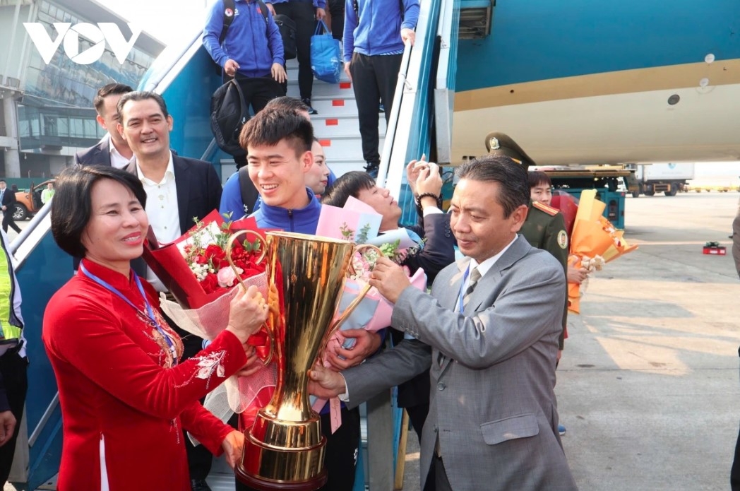 pm chinh gives rousing welcome to national football team after asean cup victory picture 12