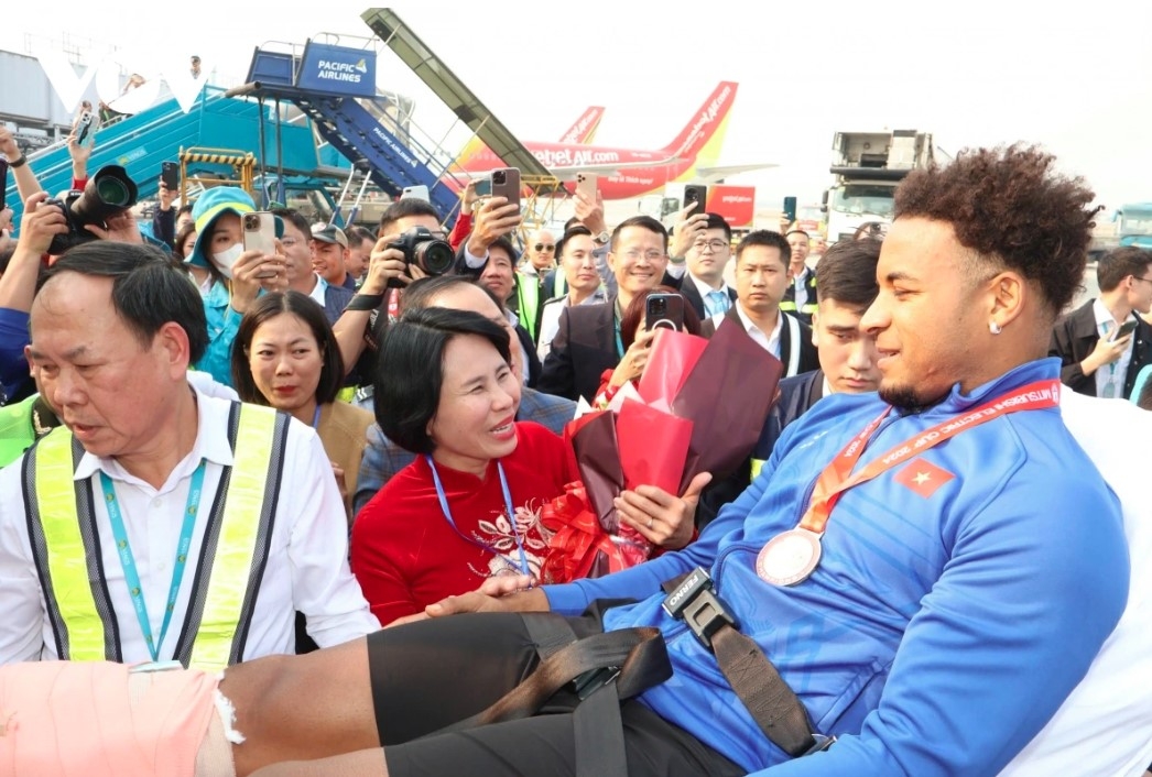 pm chinh gives rousing welcome to national football team after asean cup victory picture 13