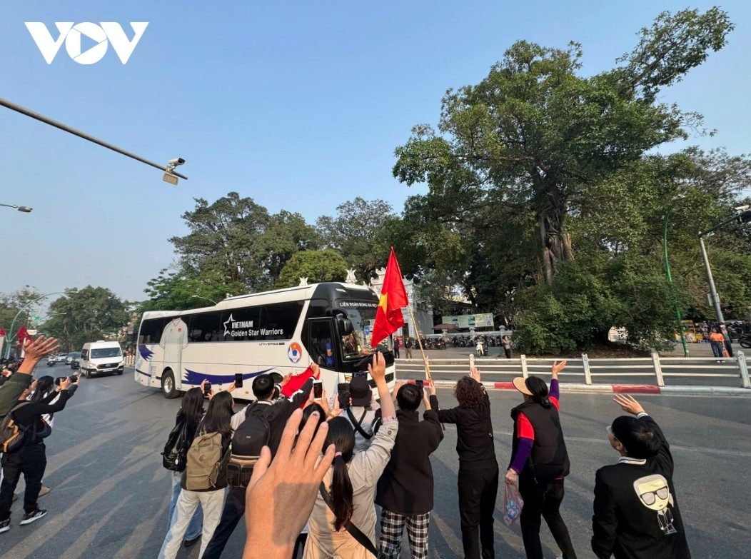 pm chinh gives rousing welcome to national football team after asean cup victory picture 14