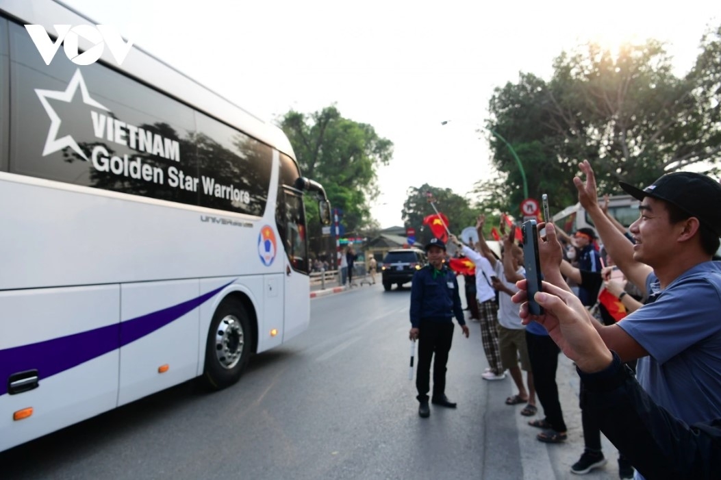 pm chinh gives rousing welcome to national football team after asean cup victory picture 15