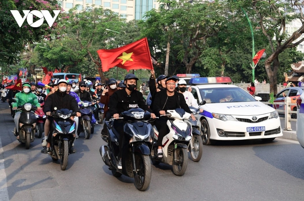 pm chinh gives rousing welcome to national football team after asean cup victory picture 16