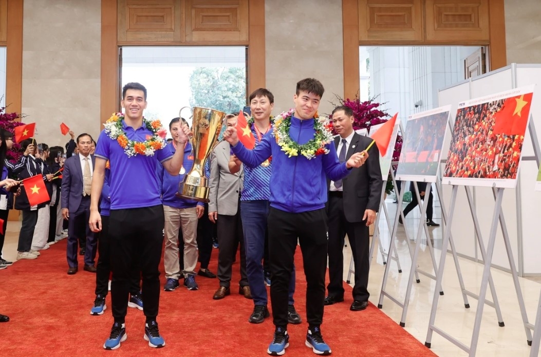 pm chinh gives rousing welcome to national football team after asean cup victory picture 1