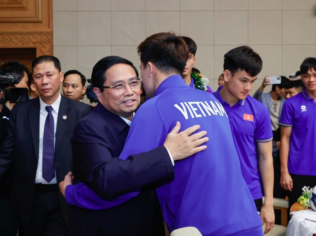 pm chinh gives rousing welcome to national football team after asean cup victory picture 2