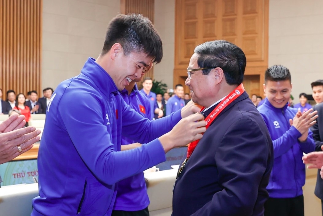 pm chinh gives rousing welcome to national football team after asean cup victory picture 3