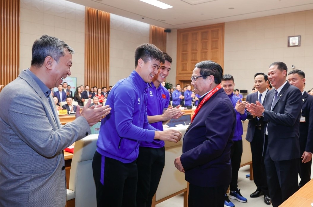 pm chinh gives rousing welcome to national football team after asean cup victory picture 4