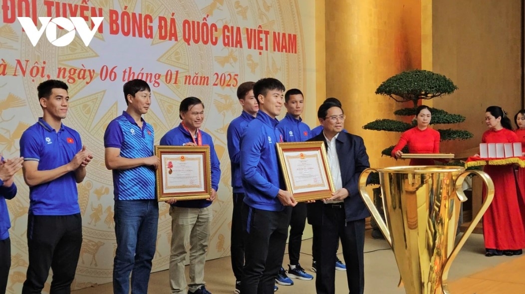 pm chinh gives rousing welcome to national football team after asean cup victory picture 5