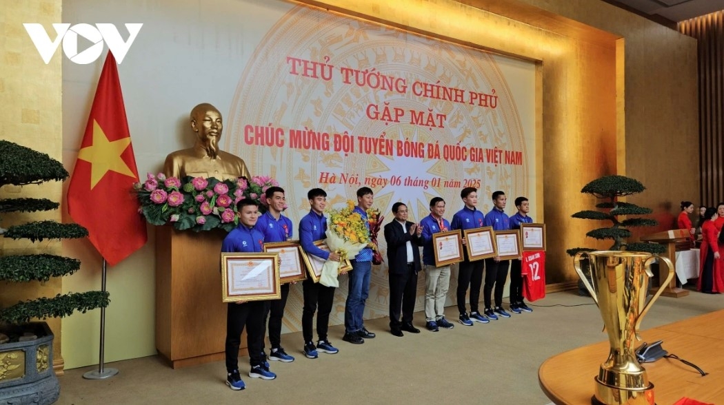 pm chinh gives rousing welcome to national football team after asean cup victory picture 6