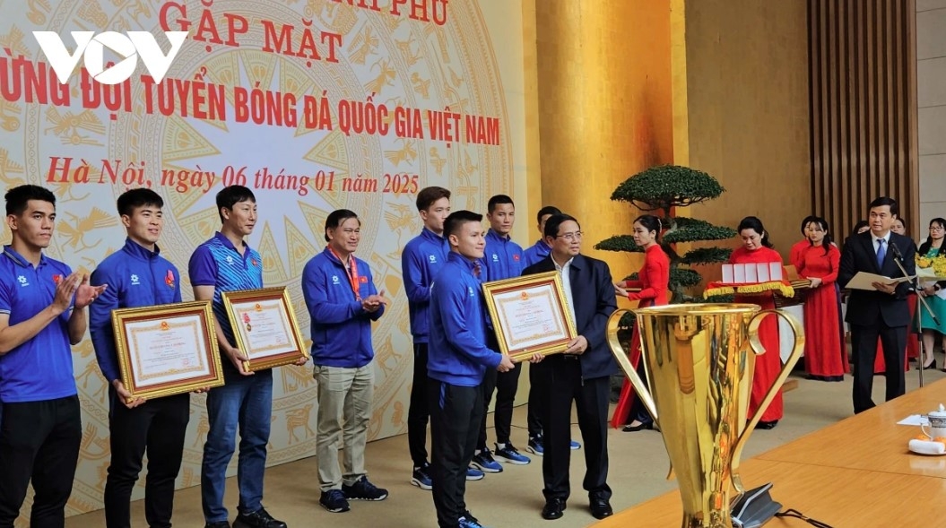 pm chinh gives rousing welcome to national football team after asean cup victory picture 7