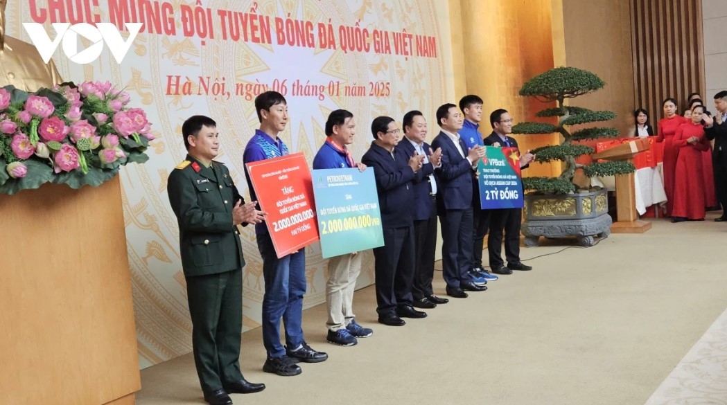 pm chinh gives rousing welcome to national football team after asean cup victory picture 8