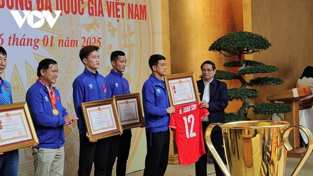 pm chinh gives rousing welcome to national football team after asean cup victory picture 9