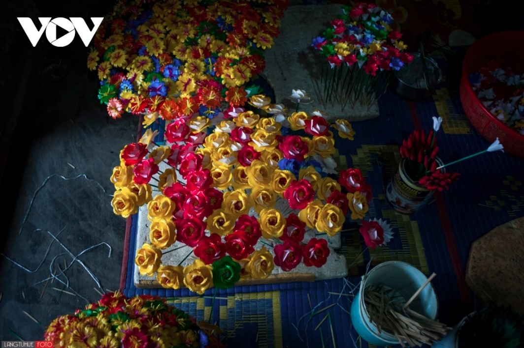 300-year-old paper flower making village in hue more colourful ahead of tet picture 1