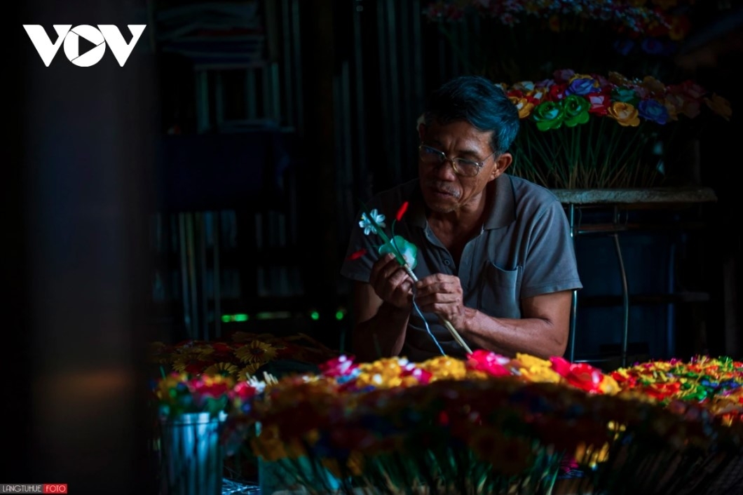 300-year-old paper flower making village in hue more colourful ahead of tet picture 2