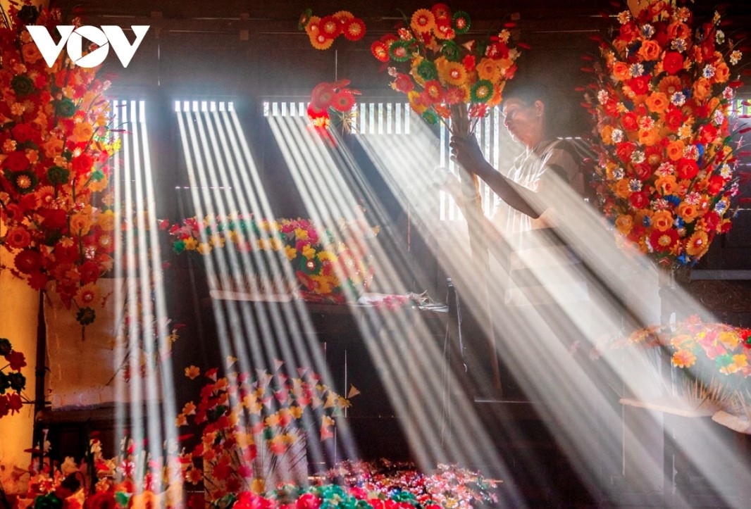 300-year-old paper flower making village in hue more colourful ahead of tet picture 3