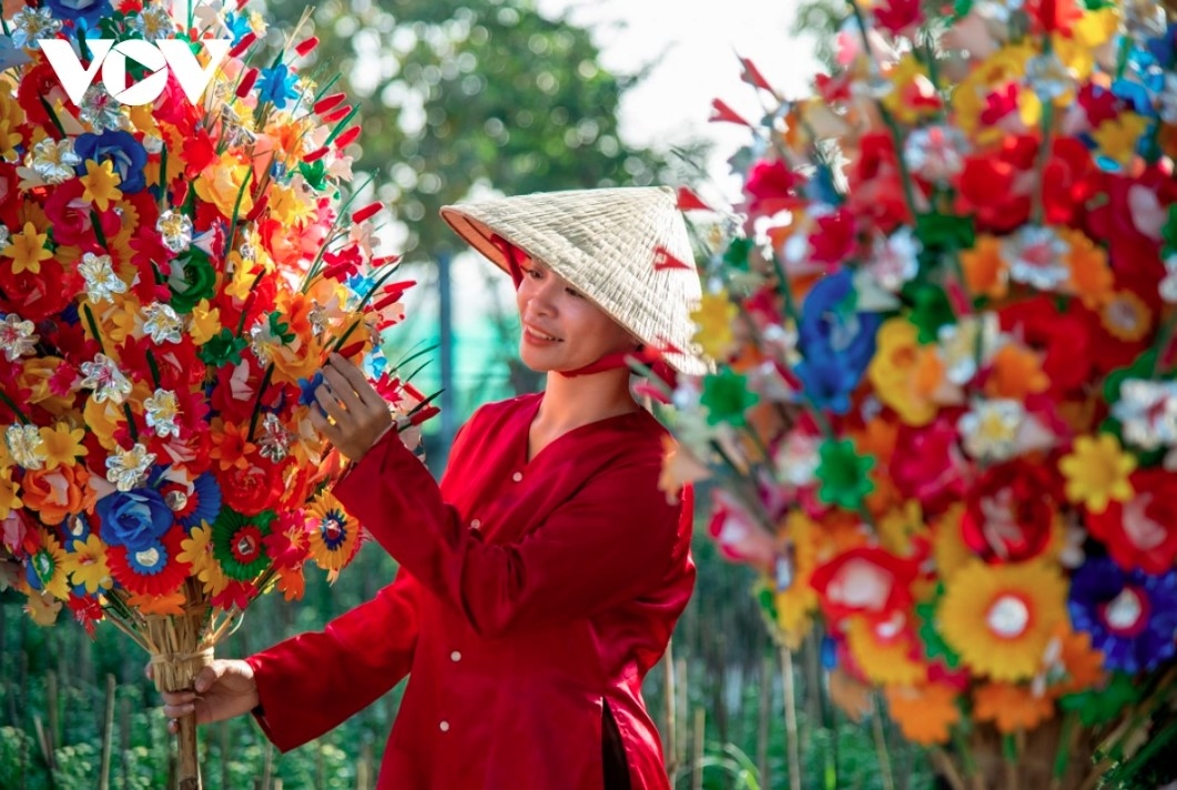 300-year-old paper flower making village in Hue more colourful ahead of Tet