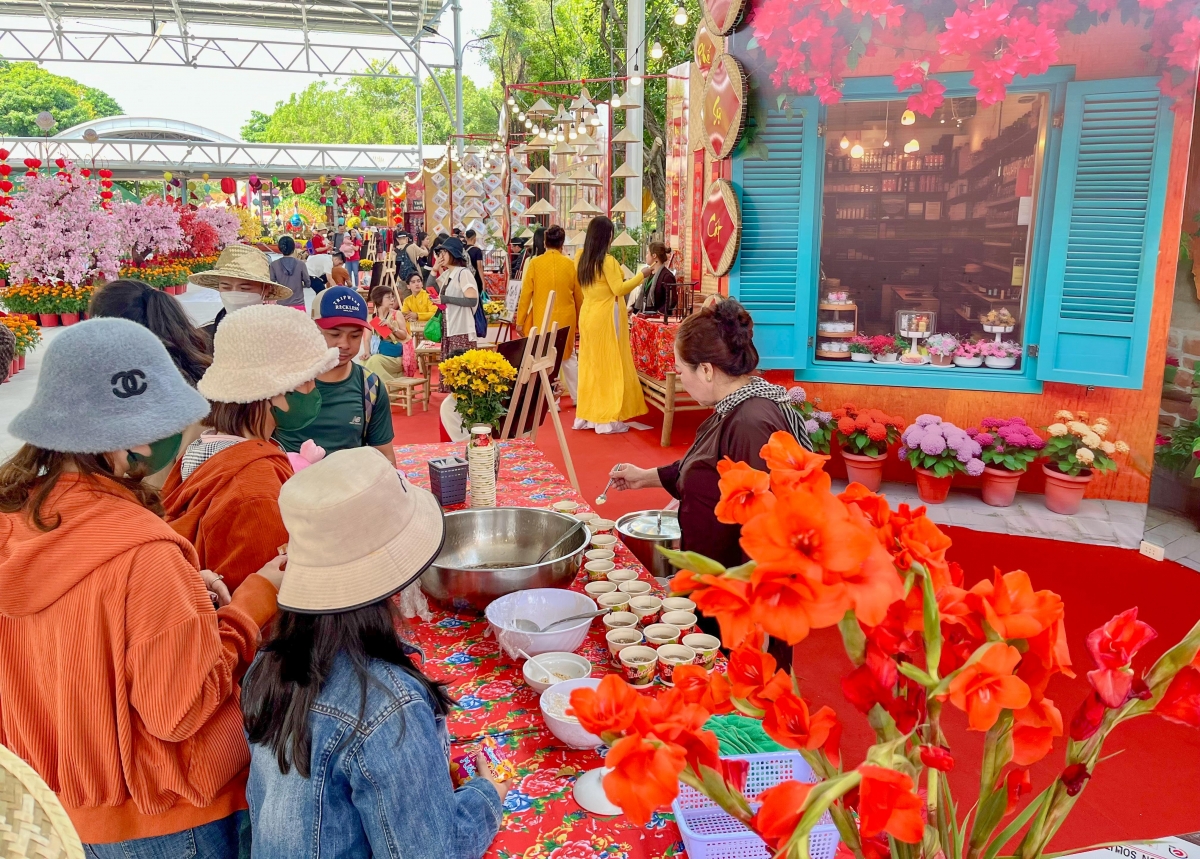 nguoi dan tp.hcm co nhieu lua chon hoat dong vui tet o cac diem du lich hinh anh 2