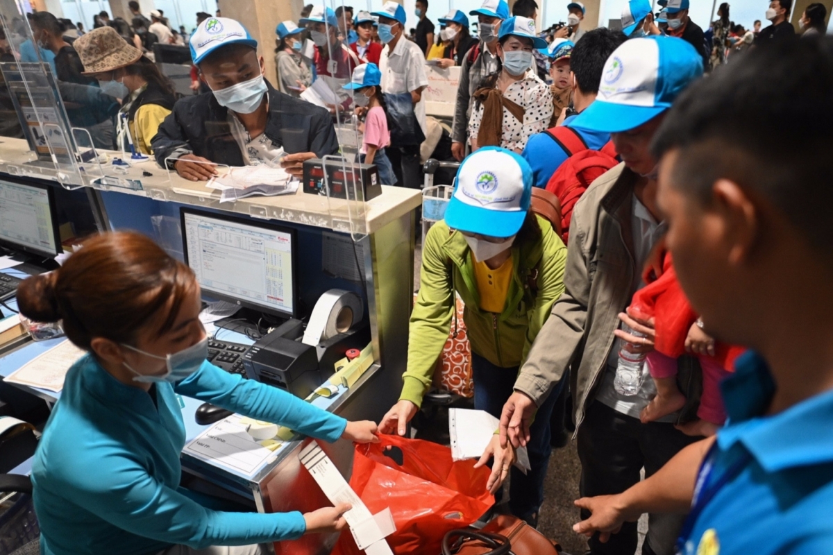 free flights arranged to help poor workers return home for tet picture 1