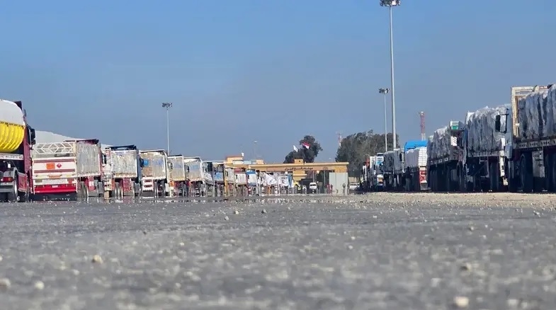 Đoàn xe tải chở hàng cứu trợ đầu tiên đã đến Gaza sau lệnh ngừng bắn có hiệu lực