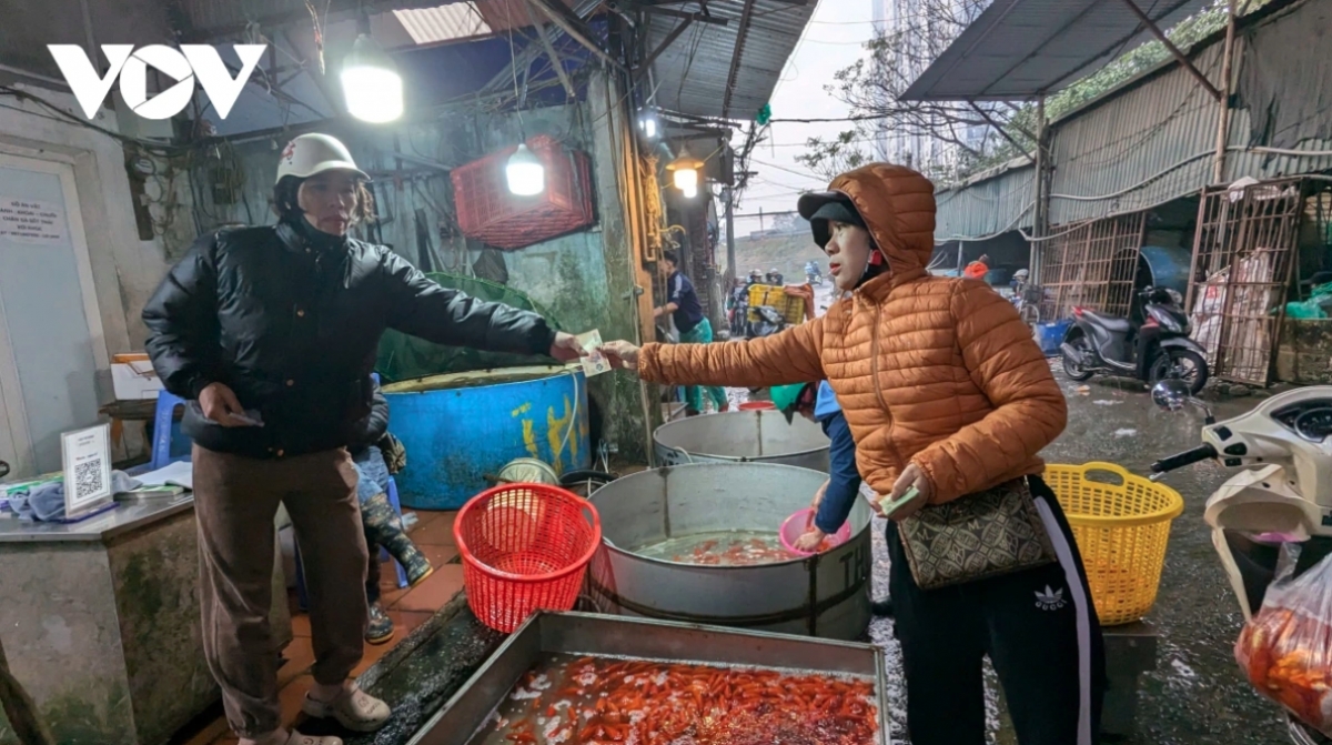 traders flood hanoi s largest fish market as kitchen gods day nears picture 6