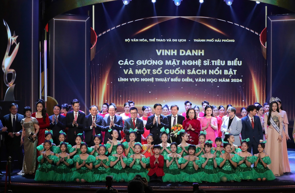 hieuthuhai gianh giai guong mat tre noi bat cua nam 2024 do bo van hoa trao hinh anh 1