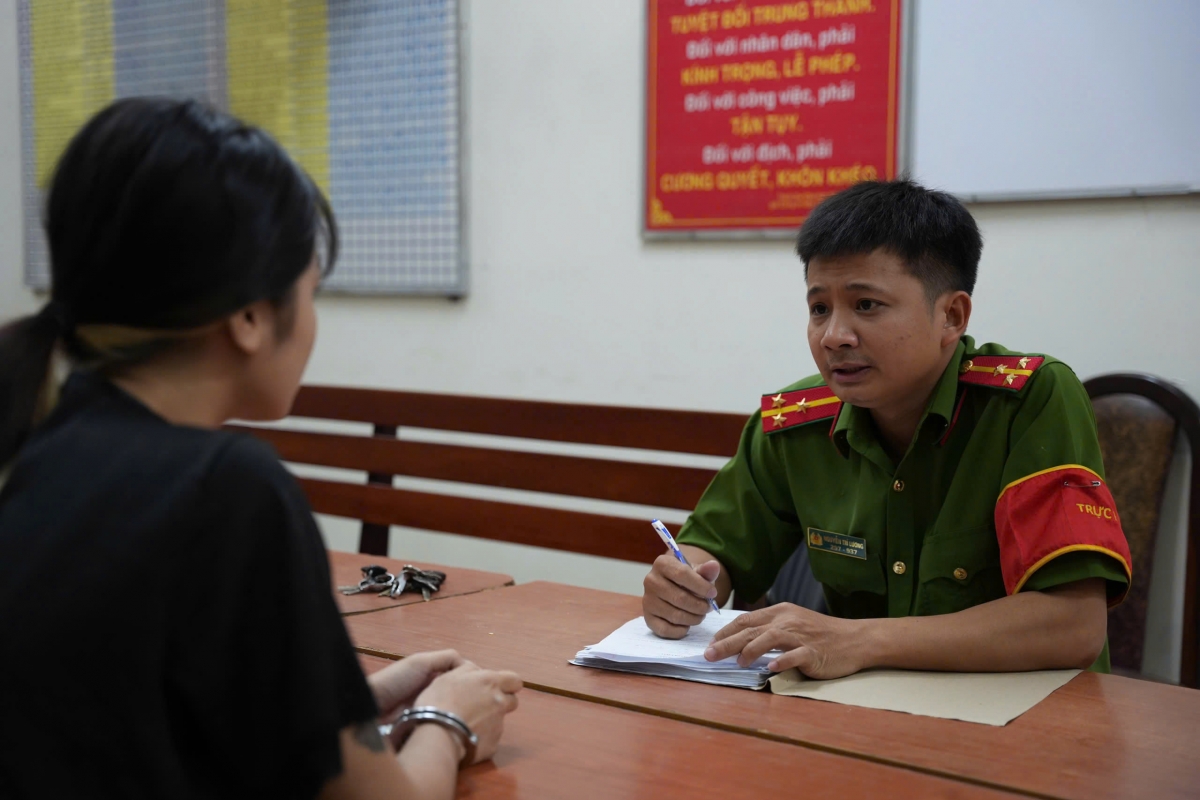 bat giu nhom thanh nien lua dao ban hang tren mang xa hoi hinh anh 2