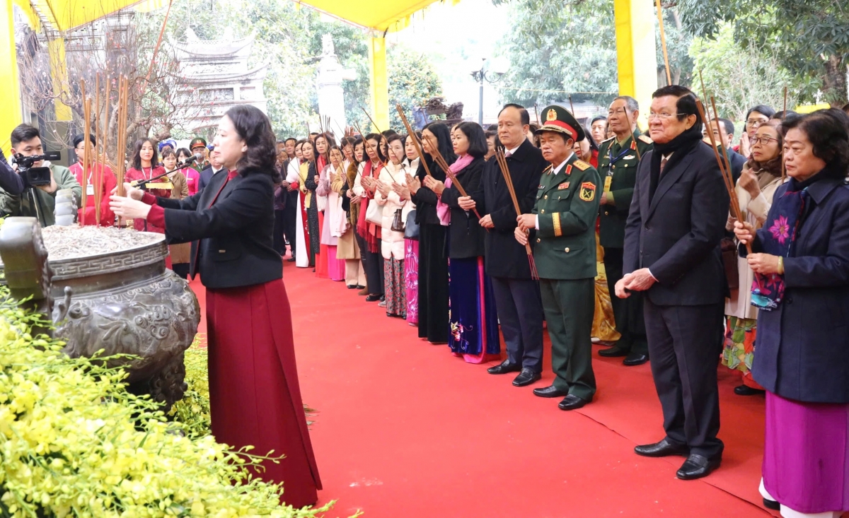 phó chủ tịch nước võ thị Ánh xuân dự khai mạc lễ hội đền hai bà trưng hình ảnh 2 pho chu tich nuoc vo thi Anh xuan du khai mac le hoi den hai ba trung hinh anh 2
