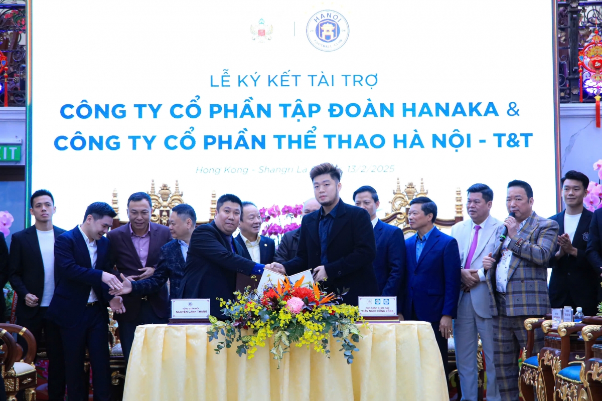 ha noi fc bat ngo nhan tiep vien khung truoc giai doan luot ve v-league 2024 2025 hinh anh 1