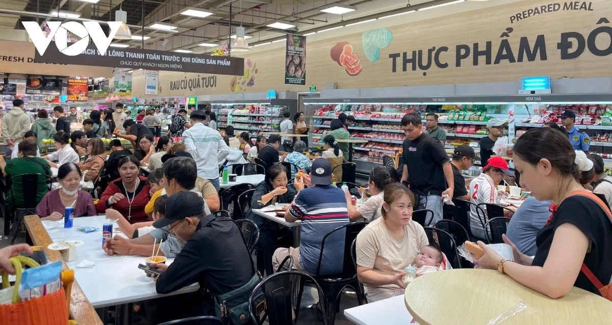 shopping malls crowded with tet holidaymakers, prices remain unchanged picture 1