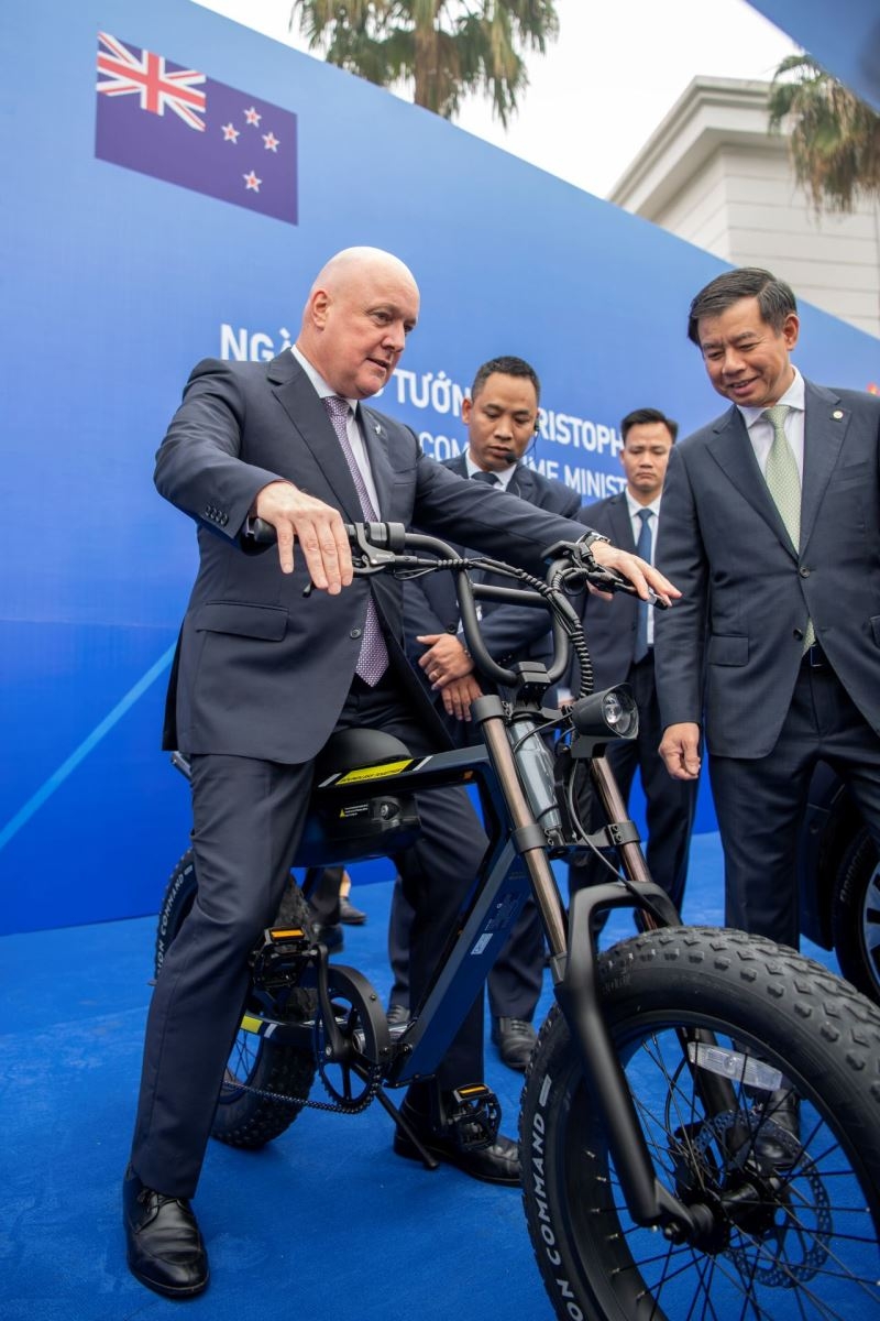 pm luxon experiences vinfast s electric vehicle ecosystem in hanoi picture 1