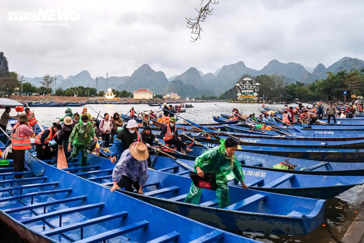 pilgrims brave rain and cold to join perfume pagoda festival picture 10