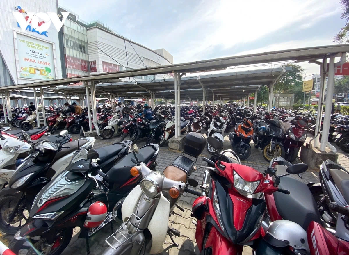 shopping malls crowded with tet holidaymakers, prices remain unchanged picture 11