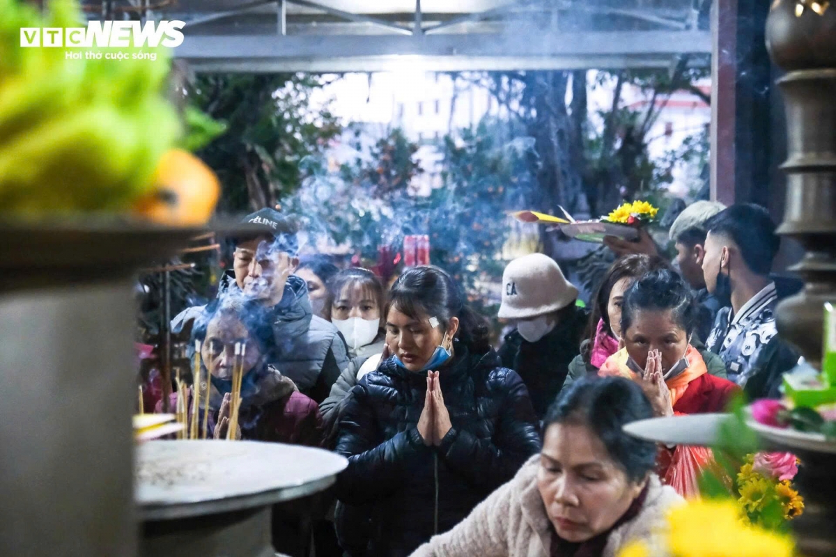 pilgrims brave rain and cold to join perfume pagoda festival picture 11 pilgrims brave rain and cold to join perfume pagoda festival picture 11