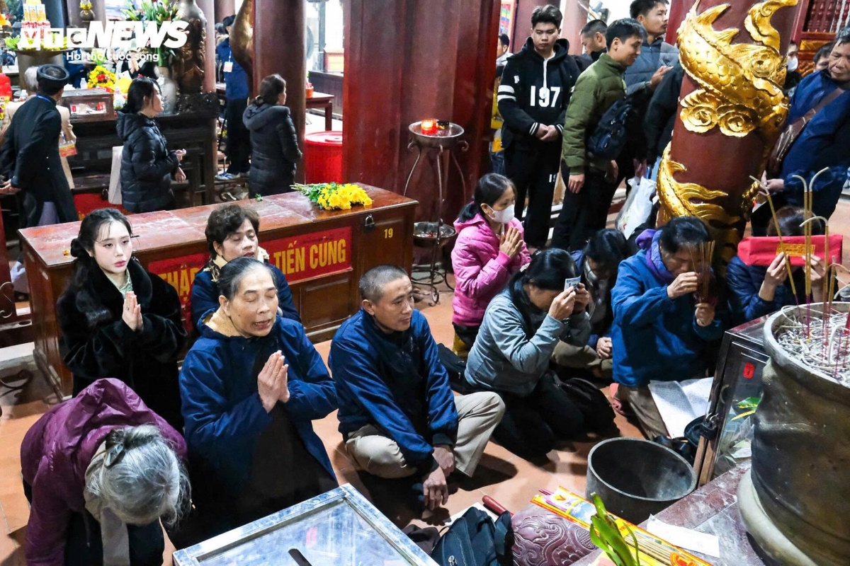 pilgrims brave rain and cold to join perfume pagoda festival picture 12