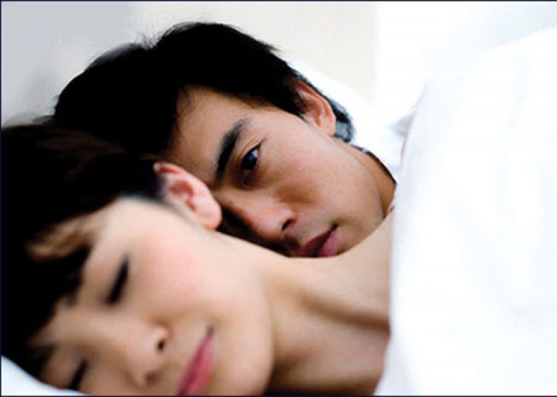 Nên làm gì khi vợ tôi vẫn thường xuyên liên lạc với người yêu cũ?
