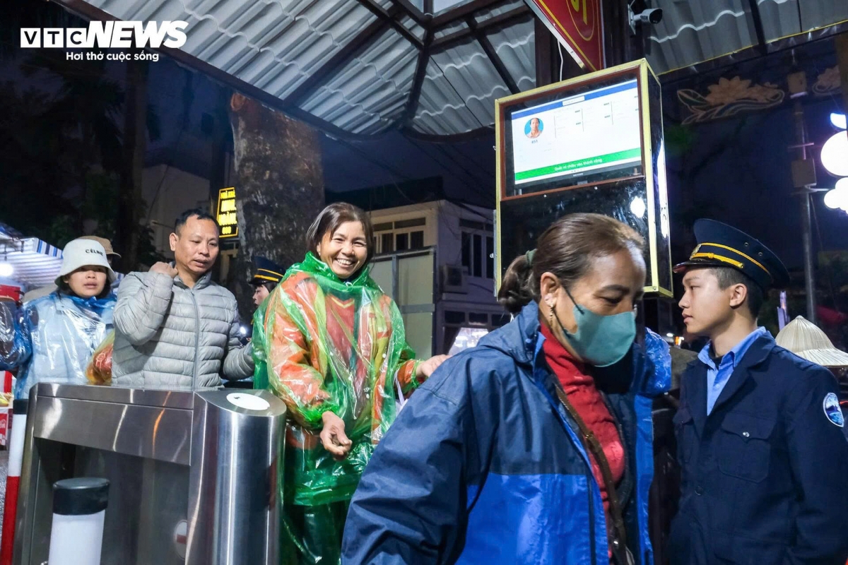 pilgrims brave rain and cold to join perfume pagoda festival picture 2 pilgrims brave rain and cold to join perfume pagoda festival picture 2